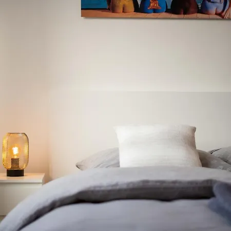 Location Air-conditioned Apartment *